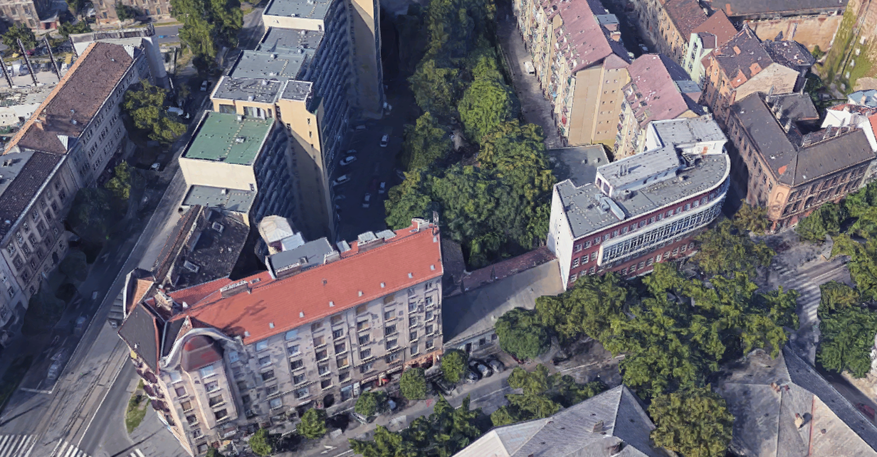 A földszintes házat (középen) már lebontották, a helyén épül az intézmény új szárnya. Forrás: Google Maps