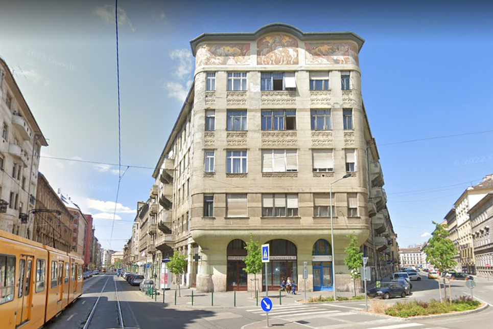 A Népszínház utca 22., földszintjén az egykori, már jó ideje zárva tartó patikával. Forrás: Google Maps