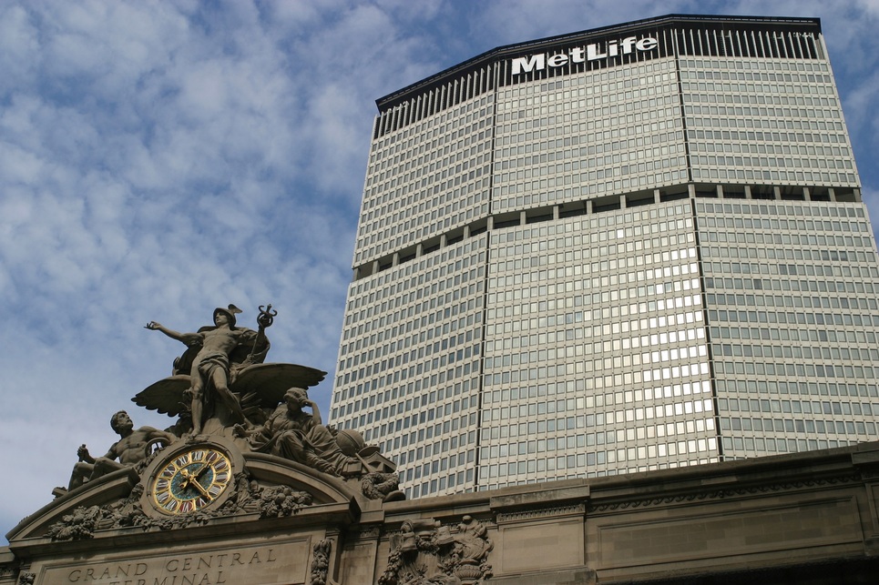 A ma már MetLife Building néven emelkedő Pan Am Building a Grand Central Terminal mögött., Forrás: Wikimedia Commons, Felhasználó: Jnn13