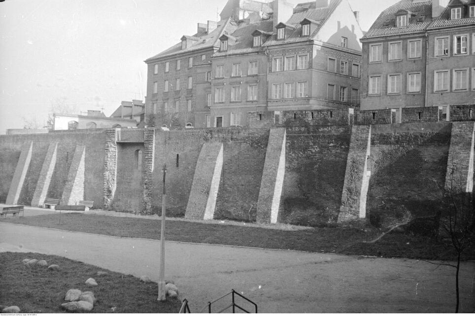 Az Óváros falai, kilátás az Újvárosból, Fotó: Grażyna Rutowska fotója, 1965 körül, Narodowe Archiwum Cyfrowe