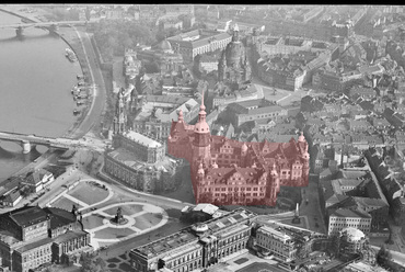 A palota az óváros szövetében a Theaterplatz és a Zwinger mellett 1930 körül, Forrás: deutschefotothek.de