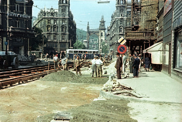 fortepan_129425: Kossuth Lajos utca a Városház utca saroktól a Ferenciek tere (Felszabadulás tér) felé nézve, 1955. Forrás: Fortepan / Horváth Miklós dr