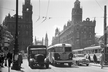 fortepan_96637: Ferenciek tere (Felszabadulás tér) a Szabad sajtó út felé nézve. Háttérben az Erzsébet híd, 1957. Forrás: Fortepan / UVATERV