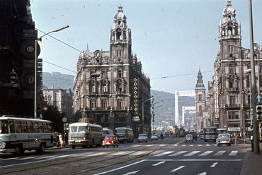 fortepan_70212: Ferenciek tere (Felszabadulás tér) a Szabad sajtó út felé nézve. Háttérben az Erzsébet híd, 1970. Forrás: Fortepan / Zsanda Zsolt