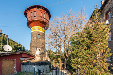 A Gyáli úti MÁV-telep 32 db, egységes terv szerint épült lakóháza, és szűk utcái különleges hangulatot árasztanak, azonban a legegyedibb otthonért nem oldalra, hanem felfelé kell nézni: a telep 1895-ben épült víztornyában 2004-ben lakást alakítottak ki.