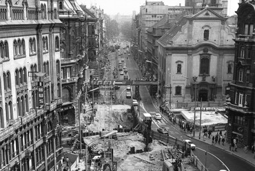 fortepan_253574: A Ferenciek tere (Felszabadulás tér) aluljárórendszerének kiépítése, szemben a Kossuth Lajos utca, 1975. Forrás: Fortepan / FŐMTERV