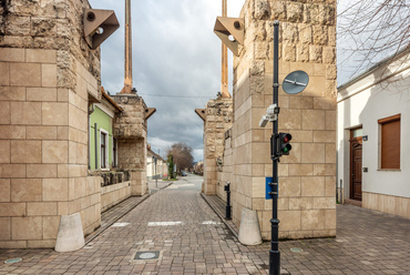 A városfal másik látható része az egykori bécsi kapu. A középkorban a kőszegi Hősök Kapujához hasonló, hatalmas toronnyal védett átjárót Mária Terézia 1764-es látogatása előtt bontották le, mai formájában újkori rekonstrukció.