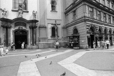fortepan_76251: Ferenciek tere (Felszabadulás tér), balra a Belvárosi Ferences templom, 1990. Forrás: Fortepan / Erdei Katalin