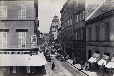 fortepan_82348: Ferenciek tere (Kígyó tér), szemben a Petőfi Sándor (Koronaherceg) utca. A felvétel 1890 után készült. A kép forrását kérjük így adja meg: Fortepan / Budapest Főváros Levéltára. Levéltári jelzet: HU.BFL.XV.19.d.1.07.024