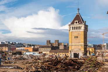 Mára mindkét telephely épületeit lebontották, a műemléki védettségű víztornyaik azonban megmaradtak. A képen a Marhaközvágóhíd bontása 2019-ben.