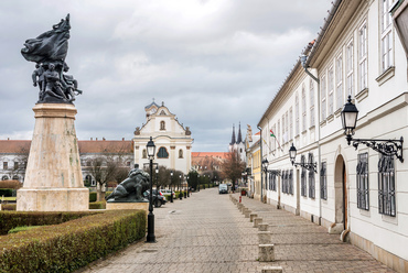 A főtér hazánk egyik legpatinásabb barokk tere, ami a legutóbbi felújításakor mentesült az átmenő autóforgalom nagy részétől. Középen a Domonkos-rend, azaz a "Fehér barátok" egykori temploma.
