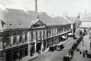 fortepan_82482: Ferenciek tere a Reáltanoda utcától a Kossuth Lajos utca felé nézve. Hátul szemben a Petőfi Sándor (Koronaherceg) utca, balra az Athenaeum Irodalmi és Nyomdai Rt. épülete. A felvétel 1894-ben készült. A kép forrását kérjük így adja meg: Fo