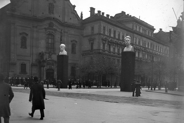 fortepan_27904: Ferenciek tere, május 1-i dekoráció Lenin és Karl Liebknecht szobrával, háttérben a Belvárosi Ferences templom, 1919. Forrás: Fortepan / Schoch Frigyes