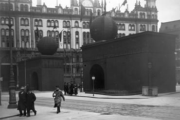 fortepan_27908: Ferenciek tere, Pázmány Péter és Werbőczy István szobra május 1-i dekorációval eltakarva, háttérben a Párizsi udvar, 1919. Forrás: Fortepan / Schoch Frigyes