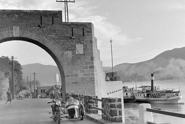A Vízibástya és a Vízi kapu az országszászlóval, háttérben IV. Béla szobra, A hajóállomáson a Tahi gőzhajó, Forrás és Adományozó: Fortepan