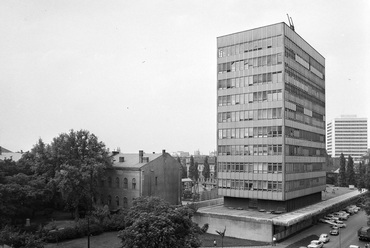 A Kísérleti Orvostudományi Kutatóintézet épülete az Üllői út felől nézve, egy 1972-es felvételen. Forrás: Fortepan / UVATERV