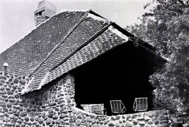 A Makovecz Imre által tervezett SZÖVOSZ-üdülőtelep első ütemének egyik épülete. Forrás: Magyar Építőművészet, 1968