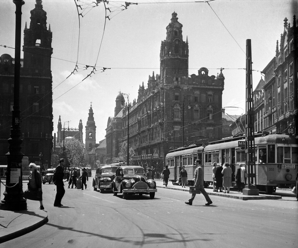 fortepan_3614: Ferenciek tere (Felszabadulás tér) a Szabad sajtó út felé nézve. Háttérben az Erzsébet híd, 1957. Forrás: Fortepan / UVATERV