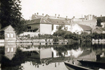 A tó már bő egy évszázada turistalátványosság, pedig a második világháború előtt még szó szerint a kertek alatt hullámzott, és csak a malmok irányából lehetett megközelíteni. Fotó: Fortepan/Jezsuita Levéltár