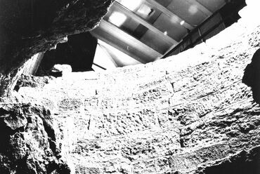 Egy fotó, amelyen még látszik az ekkorra már átalakított bordás vasbeton födém, Kép forrása - Nagy Emese: Az esztergomi királyi palota, Az 1934–1969 között végzett régészeti kutatások eredményei kézirat illusztrációja