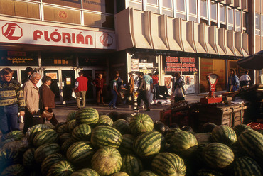 Flórián tér, dinnyeárus a Flórián üzletközpont mellett. 1989. Forrás: Fortepan / Kölcsényi Zoltán