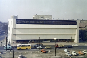 Lehel utca - Róbert Károly körút sarok, Domus Áruház. Jobbra a Tar utca, 1975. Forrás: Fortepan / Faragó György