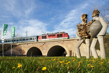 Az ország első, Budapestről Vácra vezető vasútvonalának folytatásaként 1850-re épült meg a Vác-Párkány szakasz. A sűrűn beépített területeken tucatnyi, addig példátlan méretű kőhíd is épült. Legjobb állapotú képviselőjük a váci cementgyár bejáratánál áll.