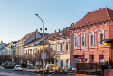 A főutca műemlék házsora nem csak kávézóknak és éttermeknek ad otthont, de olyan városközponti intézményeknek is, mint a közműszolgáltató ügyfélszolgálata, vagy műszaki üzlet. Az emeleti lakások jó része szálláshely.