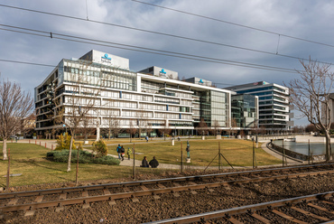 A Nemzeti színház előtti utolsó, még teljes szélességében a Dunára panorámás irodaház a 2011-re elkészült H&H Bank szélház. Ezen a szakaszon hiányzik talán leginkább az átjárási lehetőség a vízparti sétány felé.