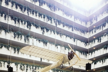 Atrium Hyatt szálló fedett átriuma 1986-ban, középen a Horváth Ernő által 1911-ben tervezett Fecske típusú együléses repülőgép élethű mása, melyet Schmidt Lajos készített.  Forrás: Fortepan / Záray Péter