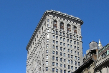 Az épület hátsó oldala a keleti 22. utca felől. Forrás: Wikimedia Commons / Gryffindor