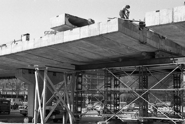 Nyugati (ekkor Marx) tér, a felüljáró építése. A felvétel a részleges visszabontáskor készült 1980-ban. Forrás: Fortepan / Magyar Rendőr