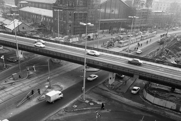 A Nyugati (ekkor még Marx) téri felüljáró egy 1982-es felvételen. Forrás: Fortepan / Magyar Rendőr