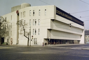 Lehel utca - Róbert Károly körút sarok, Domus Áruház. Jobbra a Tar utca, 1975. Forrás: Fortepan / Faragó György