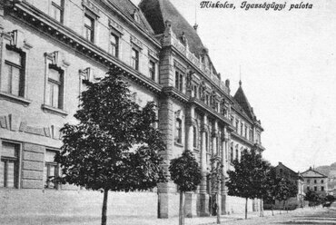 A miskolci igazságügyi palota 1917-ből. Forrás: Wikimedia Commons 