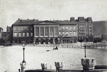 Széchenyi István (Ferenc József) tér a koronázási dombról nézve, szemben a Lloyd palota. A felvétel 1873-1879 között készült. Forrás: Fortepan / Budapest Főváros Levéltára.
