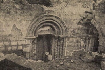 A föld alól előkerülő kápolna bejárata, Kép forrása - Uj Idők, 1935/2.sz.
