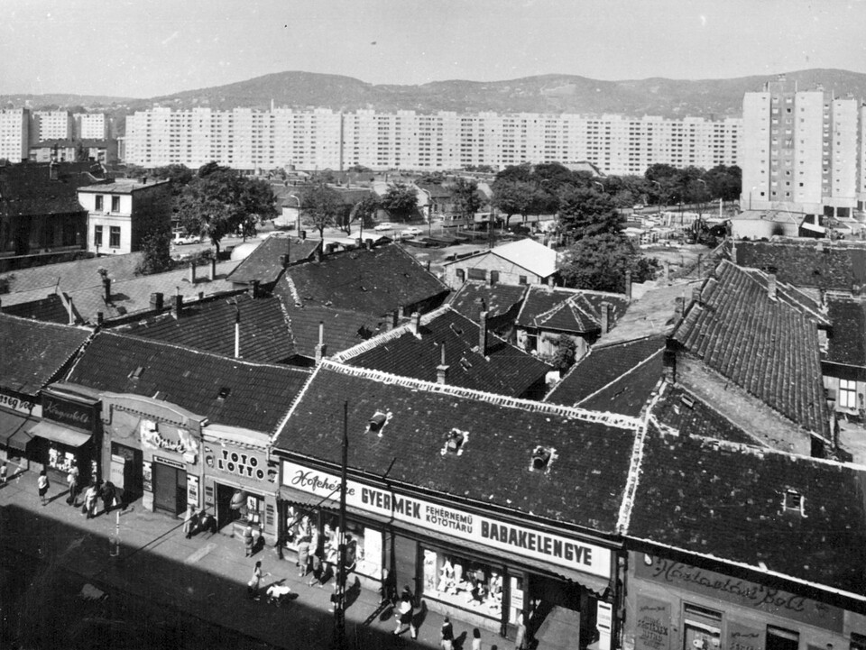 Flórián tér, háttérben a Szőlő utcai sávház (Faluház) látszik. 1972. Forrás: Fortepan / Pap Zsigmond György