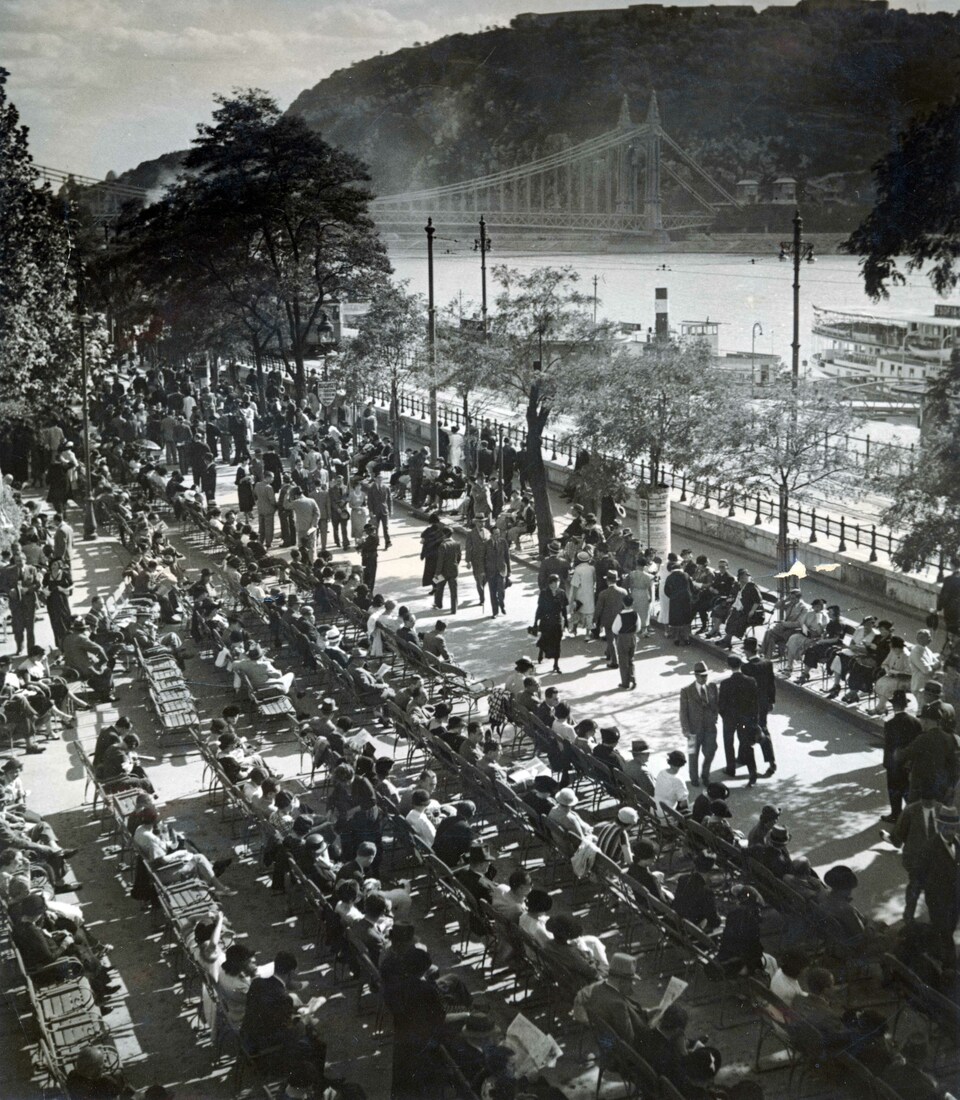 Dunakorzó a Vigadó térnél. Háttérben az Erzsébet híd és a Gellért-hegy, 1940-ben. Forrás: Fortepan / Gali