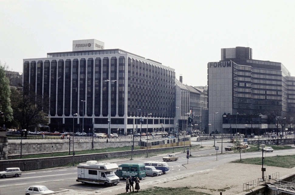 Kilátás a Széchenyi Lánchídról az Eötvös tér felé, balra az Atrium Hyatt, jobbra a Forum szálló, 1985. Forrás: Fortepan / Belházy Miklós
