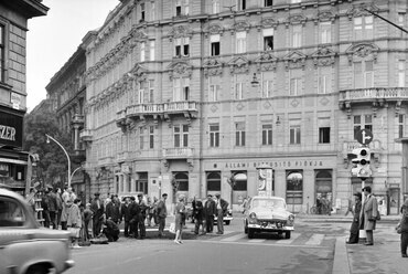 József Attila utca a Bajcsy-Zsilinszky út felé nézve, balra a háttérben az Andrássy út (Népköztársaság útja) torkolata. Az irodaház előtt a sarkon álló épület a kép bal szélén látható. 1961. Forrás: Fortepan / FŐMTERV