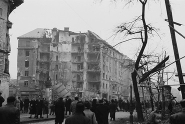 Az Üllői és a Nagykörút sarka 1956-ban. Ide került később Csics Miklós háza. Fotó: Fortepan / Berkó Pál
