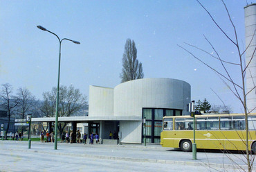 Balatonalmádi, Petőfi Sándor utca, autóbusz-állomás. Felvétel: 1977 / Forrás: Fortepan 99414, UVATERV