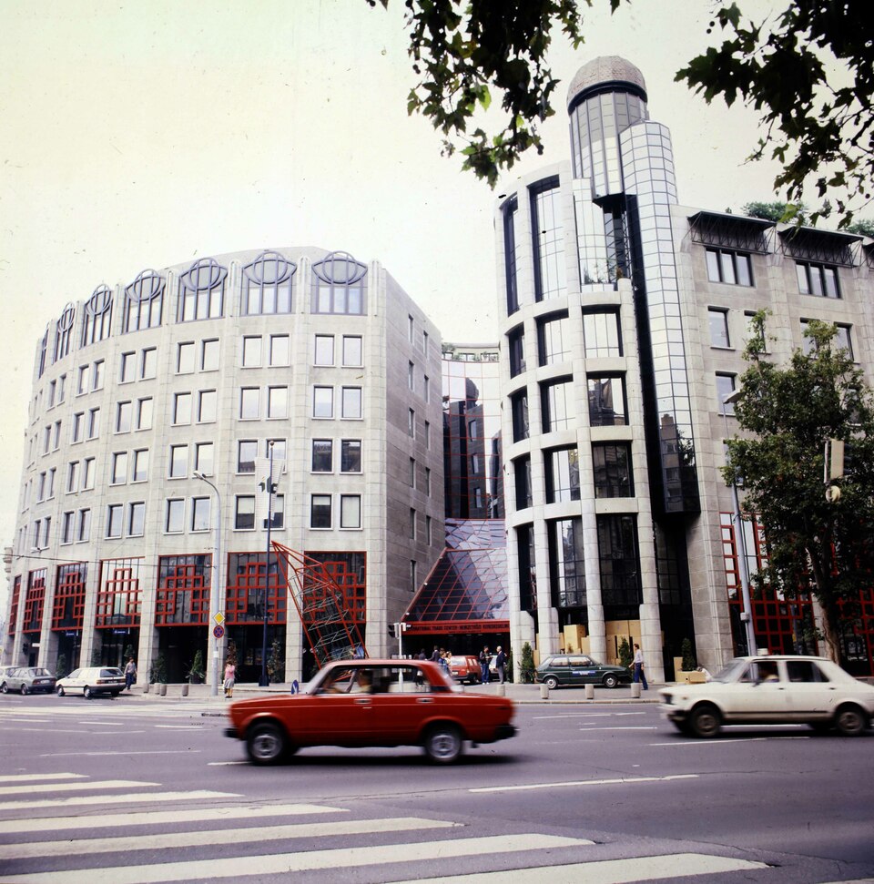 Képviseleti Irodaház, a József Attila utca sarkon. 1989. Forrás: Fortepan / Gábor Viktor