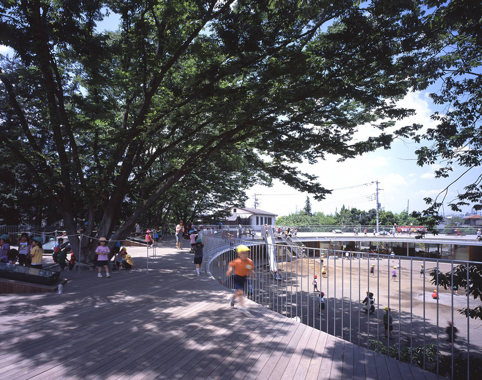 Fuji Kindergarten, Tachikawa, Japán / tervező: Takaharu Tezuka és Yui Tezuka / fotó: Katsuhisa Kida | FOTOTECA / forrás: Tezuka Architects