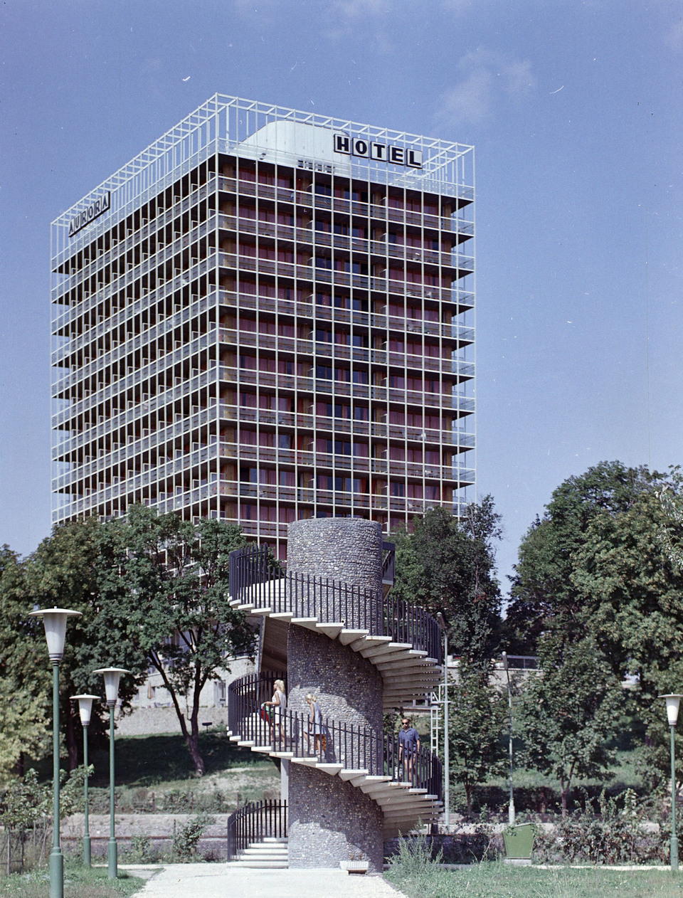Balatonalmádi, Hotel Aurora, a főút és a vasút feletti átjáró a Balatonhoz. Felvétel: 1970 / Forrás: Fortepan 214537, FŐFOTÓ