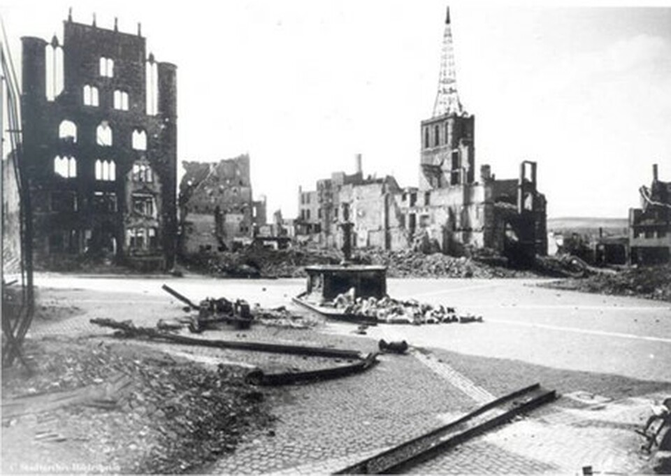 A hildesheimi főtér 1945-ben. A képen balra a Tempelhaus megmaradt homlokzati fala, háttérben a gótikus András-templom (Andreaskirche)., Forrás: familienforschungdrzewiecki.de