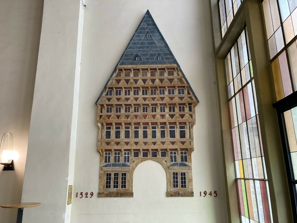 A városháza aulájában 1954-ben elhelyezett kerámiarelief Otto Hohlt alkotása, Forrás: Wikimedia Commons, Felhasználó:  Helmlechner
