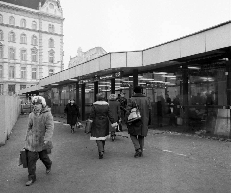 Az ekkor névtelen, ma Podmaniczky Frigyes tér, a metró Arany János utcai állomásának csarnoka, az új szakasz megnyításakor – Fotó: Fortepan / Magyar Rendőr