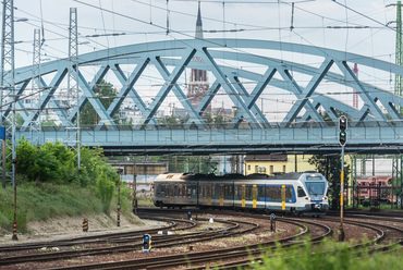 A Keleti pályaudvar mögötti egykori "százlábú híd", azaz tucatnyi pilléren álló vasbeton gerendahíd utódja 2014-ben épült. Immár egyetlen, 85 méteres nyílással hidalja át a vágányokat.